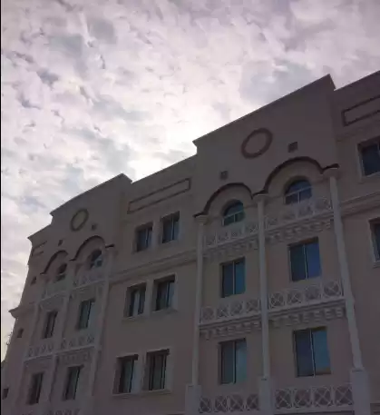 Wohn Klaar eigendom 3 Schlafzimmer U/F Wohnung  zu vermieten in Doha #7139 - 1  image 